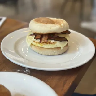 Egg, cheddar, and bacon breakfast Sandwich