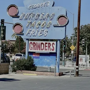 George&apos;s - drive in