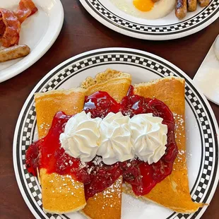 Strawberry crepes | Instagram: slimthiccarbs