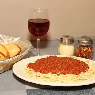 a plate of spaghetti and bread
