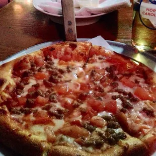 Small hamburger and tomatoe pizza....delicious!!