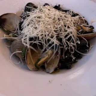 BLACK LINGUINE ALLA VONGOLE