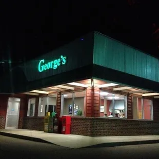 the front of the restaurant at night
