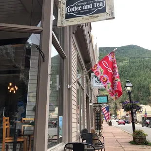 the outside of a coffee shop