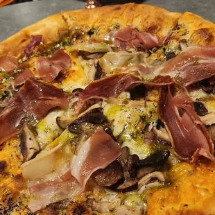 Prosciutto mushroom pizza
