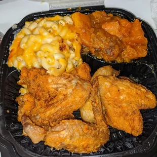 Fried chicken with mac n cheese and yams as the sides
