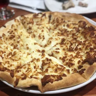 a cheese pizza on a plate