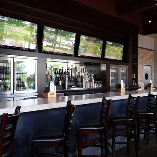 The bar is nice and empty on a Saturday afternoon, just the way I like it.
