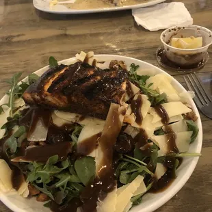 Arugula salad with grilled Cajun salmon