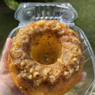 Golden rum Bundt with walnuts