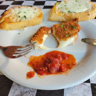 Mozzarella Wedge &amp; Garlic Toast +cheese