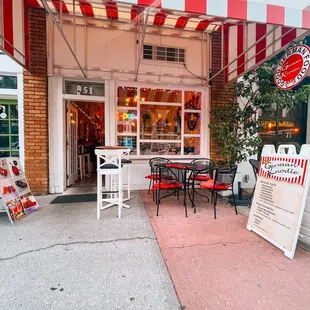 the outside of a restaurant