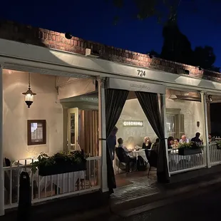 the outside of a restaurant at night