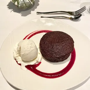 Gingerbread and vanilla ice cream with cranberry sauce