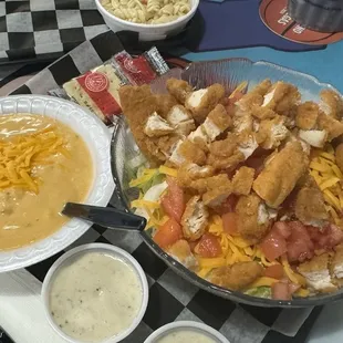 Fried chicken salad and cheese soup