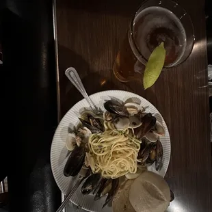 a plate of spaghetti with clams and clams