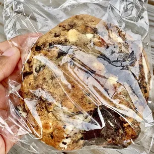 Cookies and cream cookie