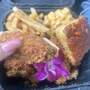 Whew this fried chicken didn&apos;t make it to the house....so damn good! Whew &amp; the Lords cornbread