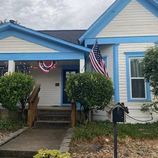 This is a hole in the wall. Driving by, you might not realize it's a ice cream parlor