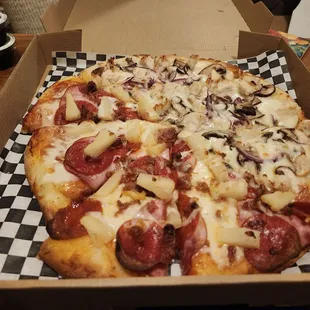 Half White Pizza with Chicken and The Pineapple