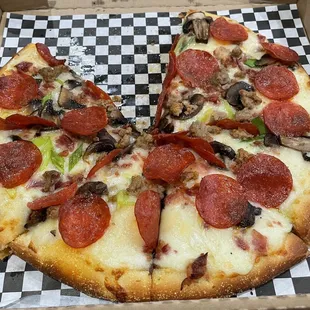Pepperoni, bacon, sausage, mushroom, green onion, garlic white sauce. Forgot to post before grabbing a slice.