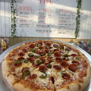 14'' Pizza pepperoni &amp; Jalapenos