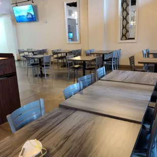 lot of empty tables on a saturday lunch
