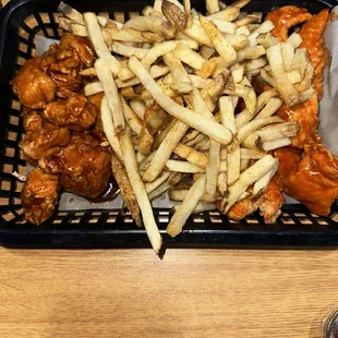 Boneless wings &amp; fries