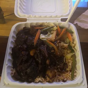 Oxtail with rice and peas with vegetables