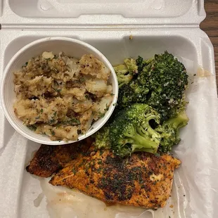 Salmon with mashed potatoes and broccoli