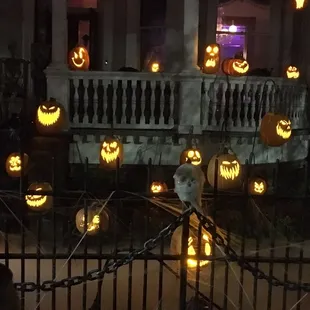 The pumpkins light up simultaneously and independently.