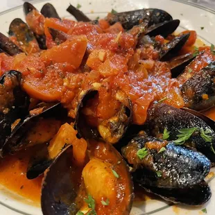 a plate of mussels and tomatoes