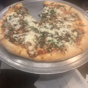 Spinach and mushroom pizza