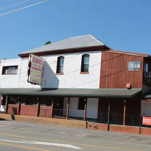 the outside of the restaurant