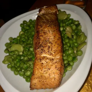 Filetto di Salmone con Piselli e Fave