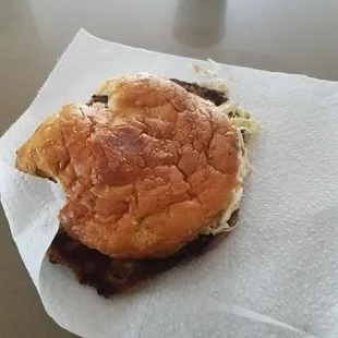 Pagas $11 por una cemita que no parece una cemita nada que ver con las fotos que ellos ponen en su página de Facebook o en sus páginas yelp