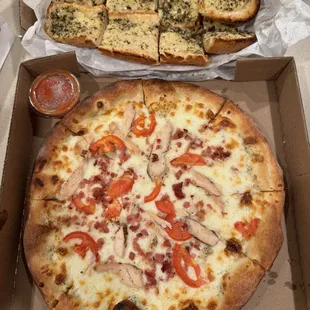 Garlic Chicken Ranch Pizza and side of garlic bread