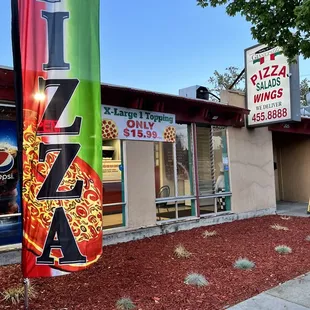 the front of a pizza place