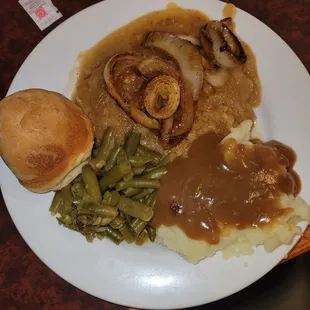 Smothered steak with onions, green beans, mashed potatoes and gravy, and a roll. Excellent.