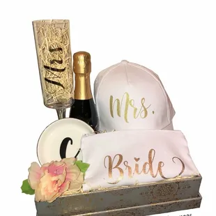 Maid of honor gift box to the bride.