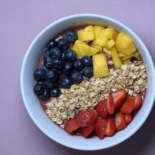 Tropical açai bowl