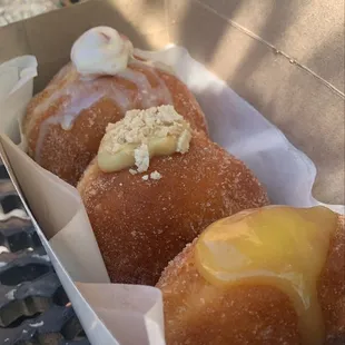 Fresas con crema, mazapan and lemon curd filled doughnuts