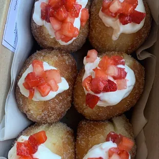 Fresas con crema filled mini doughnuts