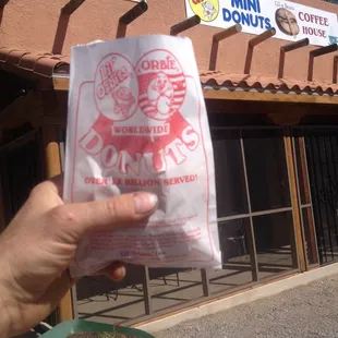 ws a hand holding a bag