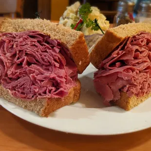 The Corned Beef Sandwich (10 oz Seattle-style)