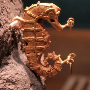 Seahorse effigy pendant; Panama, Gran Cocle; 500-850; gold