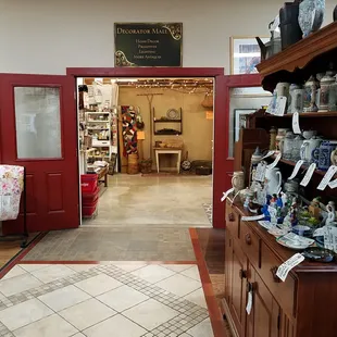 Decorator mall entrance