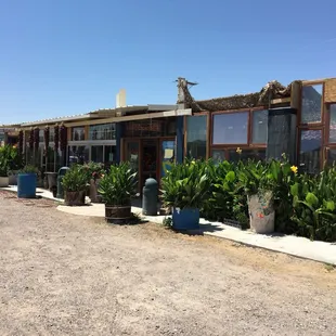 the outside of a restaurant