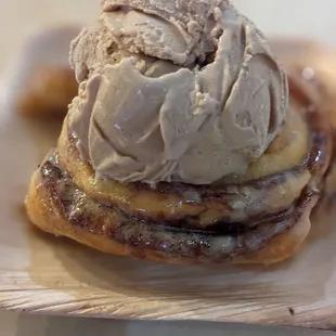 Hanske roll with coffee ice cream