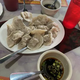 Steamed dumplings and sauce